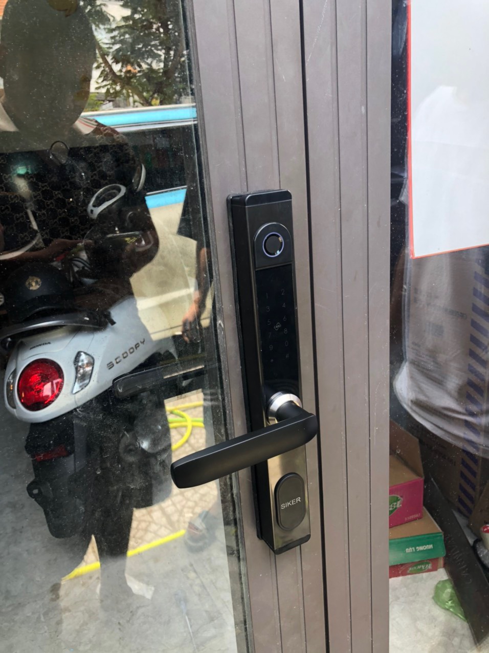 Khóa điện tử tại Yên Mỹ, Hưng Yên- Bàn giao Siker KTS106 lắp cửa nhôm xingfa