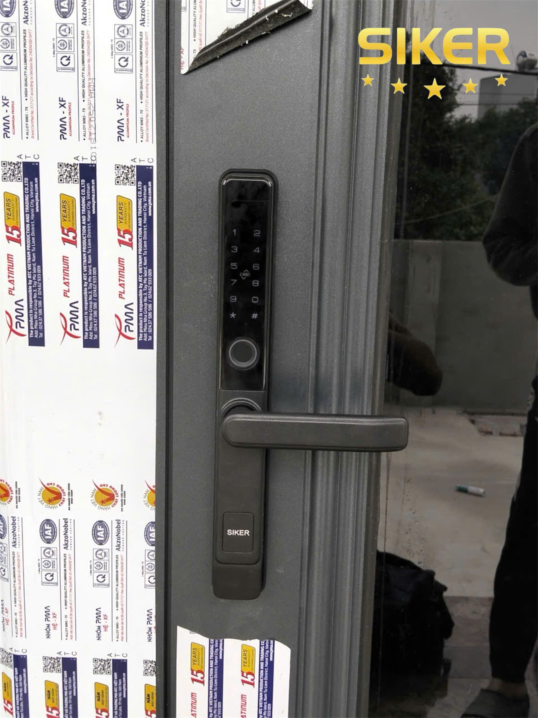 Bàn giao khóa điện tử cao cấp Siker KTS105 lắp cho cửa nhôm mở quay tại Đông Anh, Hà Nội