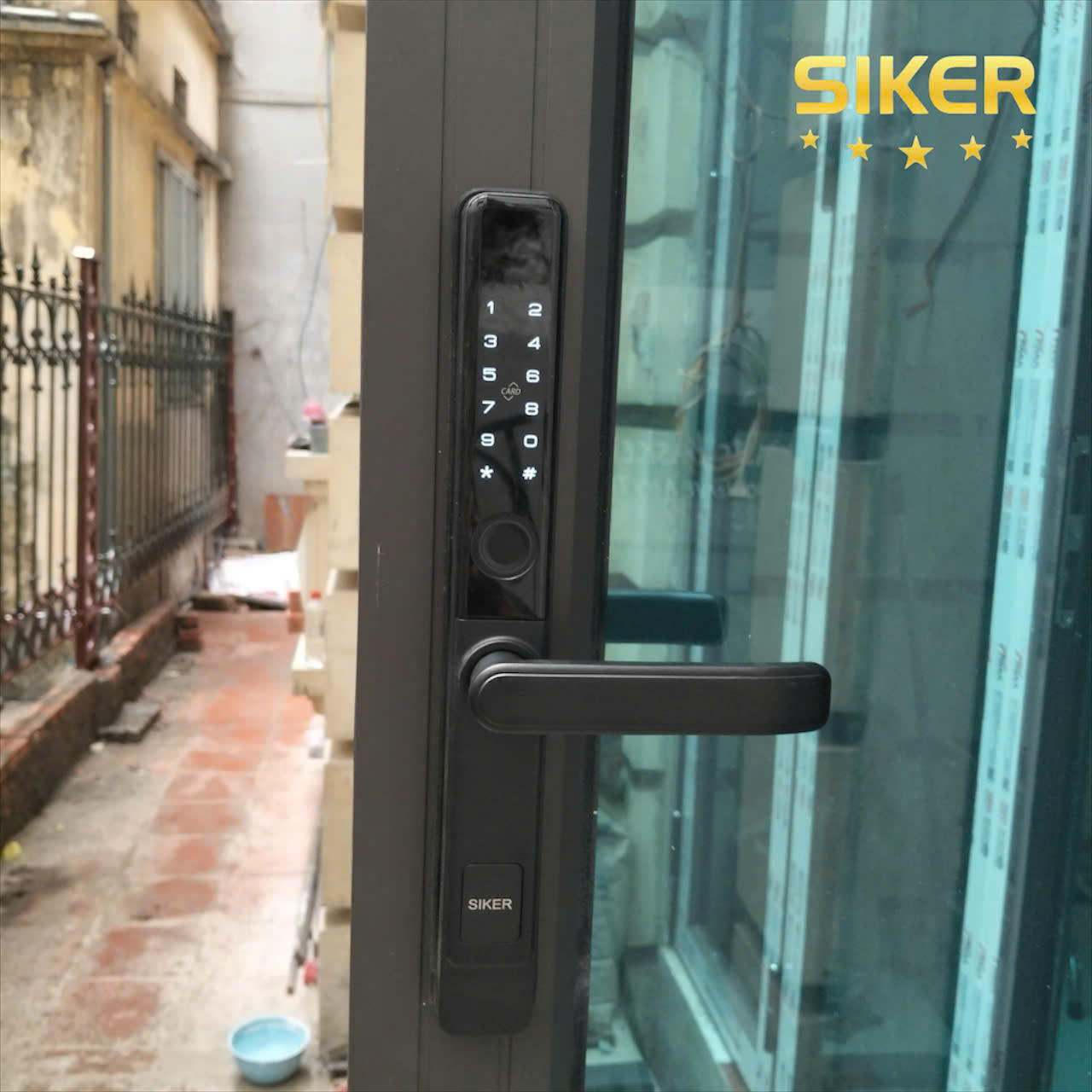 Bàn Giao Khóa Điện Tử Cao Cấp Siker KTS105 Cho Cửa Nhôm Mở Quay/ Công trình nhà cô Thương – Quảng An, Tây Hồ, Hà Nội